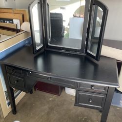 Make Up Vanity And Dresser 