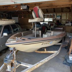 1989 18’ Ranger Bass Boat. Tan With Red Liking