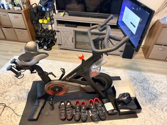 2021 Like New Peloton Bike Original 2020 with Accessories and Subscription - Keller, TX