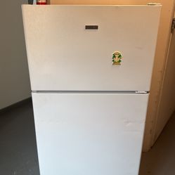 🚨 PRICE DROP! Hotpoint HPS15BTHJRWW 14.6 cu ft Top-Freezer Fridge – Must Go Fast!