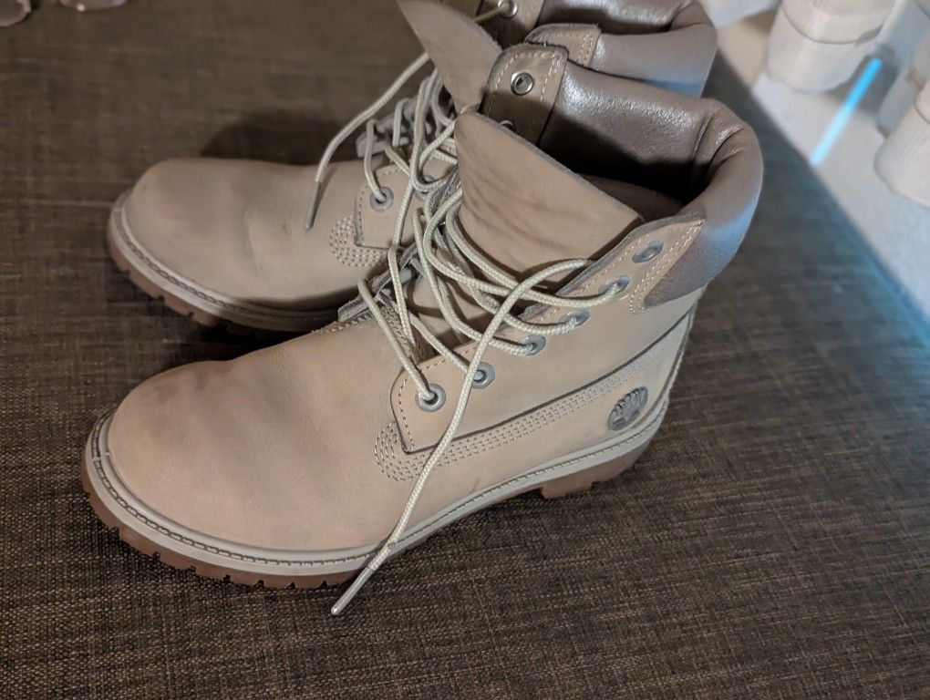 Woman's Timberland Boots Size 8 Silver And Gray