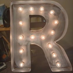 ILLUMINATED MARQUEE LETTER "R"