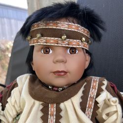 American Indian porcelain doll/ Muñeca  De Porcelana India Americana 