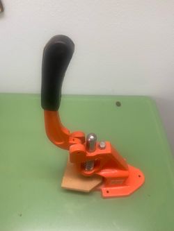 Hand press grommet machine