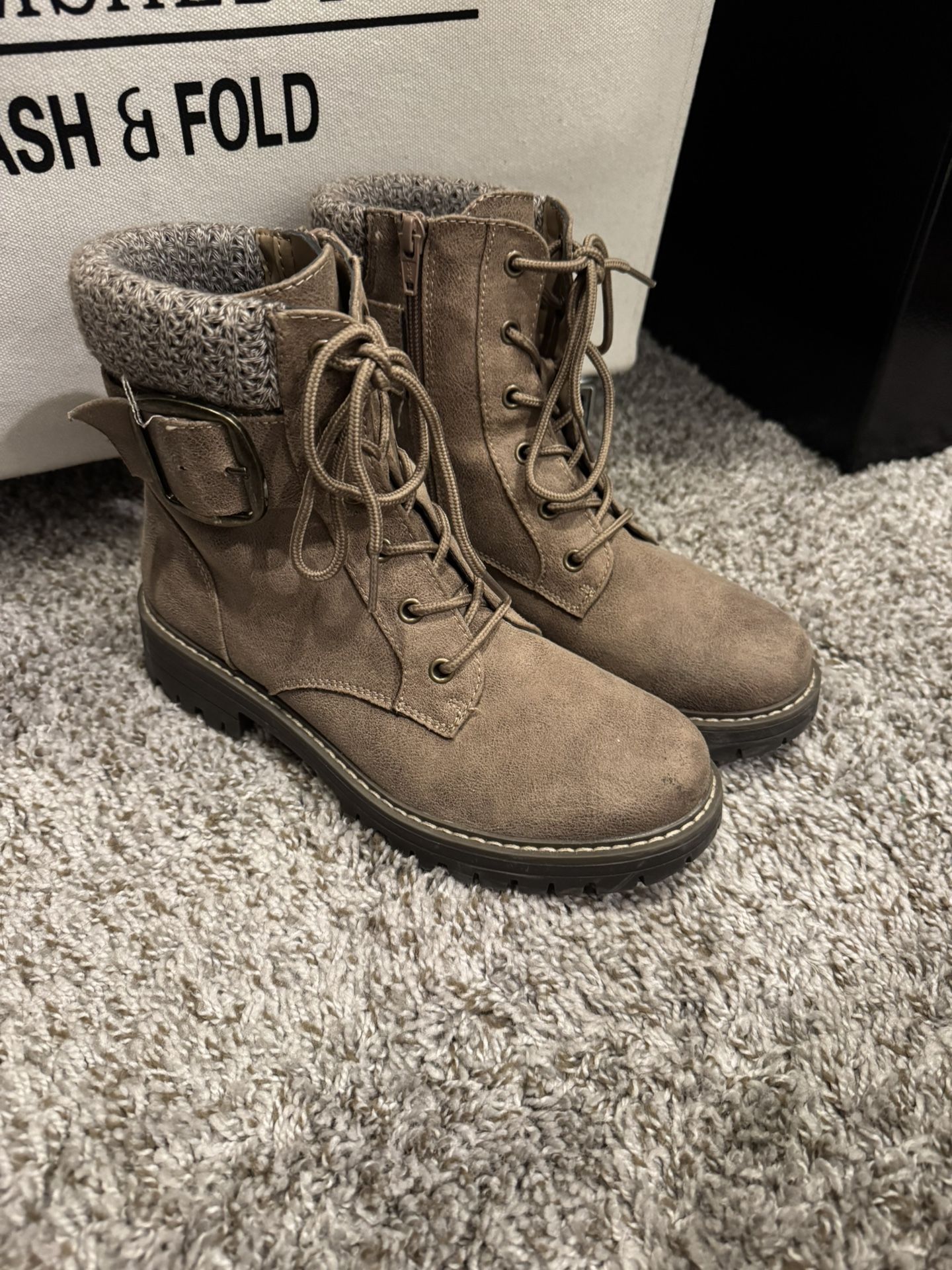 Super Cute Ladies Size 7- Cliffs by White Mountain Boots