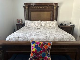 5-Piece California King Bedroom Set – Bed, 2 Dressers & 2 Nightstands