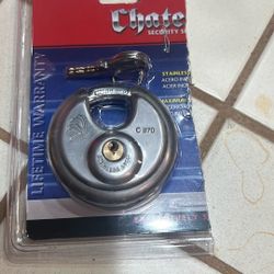 Château lock with two keys five dollars