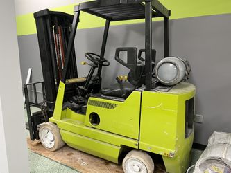 Clark 5,350 lbs Fork Lift