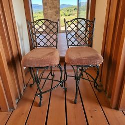 2 Swivel Bar Stools In Excellent Condition 