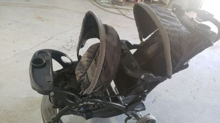 Twin stroller very good condition a little dusty