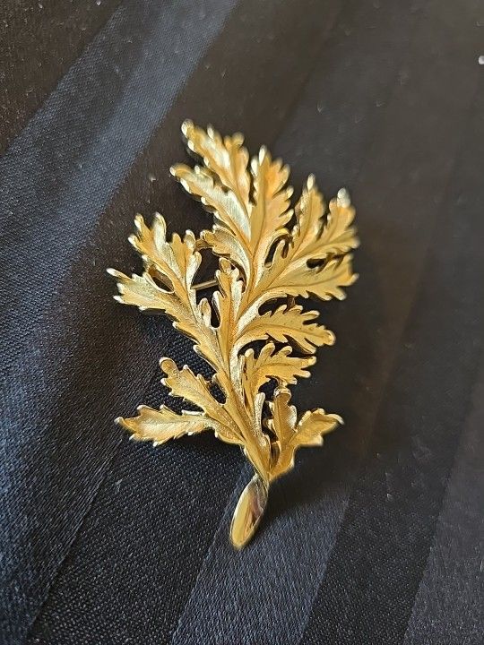 Vtg. Trifari Crown Signed Pin/Brooch Gold tone Leaf 3 " X 2" Very Rare!