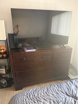Wooden dresser - 9 Drawers