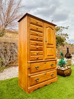 18D 38W 60H BEAUTIFUL OAK TREE TALL DRESSER/CHEST ( FREE DELIVERY 🚚 FIRST FLOOR ) GREAT CONDITION/DRAWERS WORK REALLY NICE 👌🏻🥰PRICE IS FIRM $280