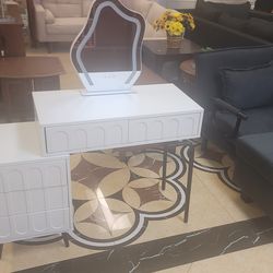 Brand new vanity table set with lighted mirror