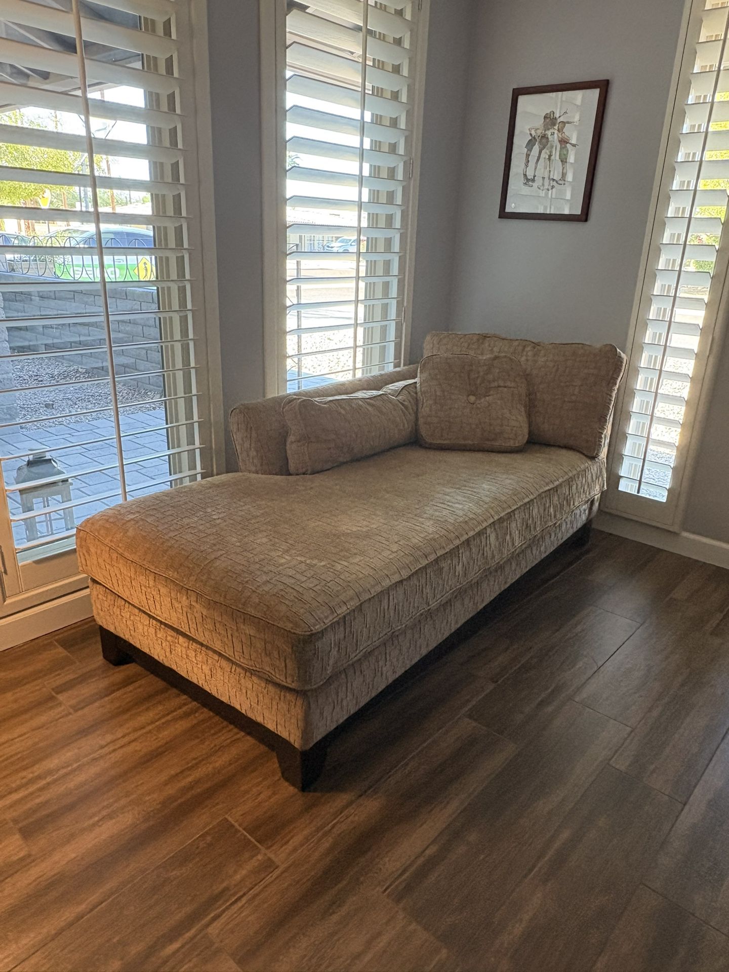 La-Z-Boy Beige Chaise Lounge Couch