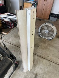White Metal 4ft. fluorescent shop light. With bulbs