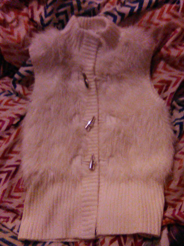 Woman's White Faux Fur Ziper Sweater Vest