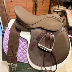 EquiRoyal Silver Fox close contact English Saddle 
