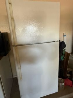 Working GE White Top-Freezer Refrigerator - Perfect Garage or Rental Fridge!