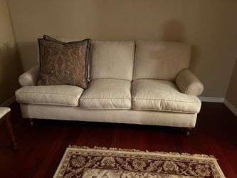 Beautiful white sofas in excellent condition! 🤍