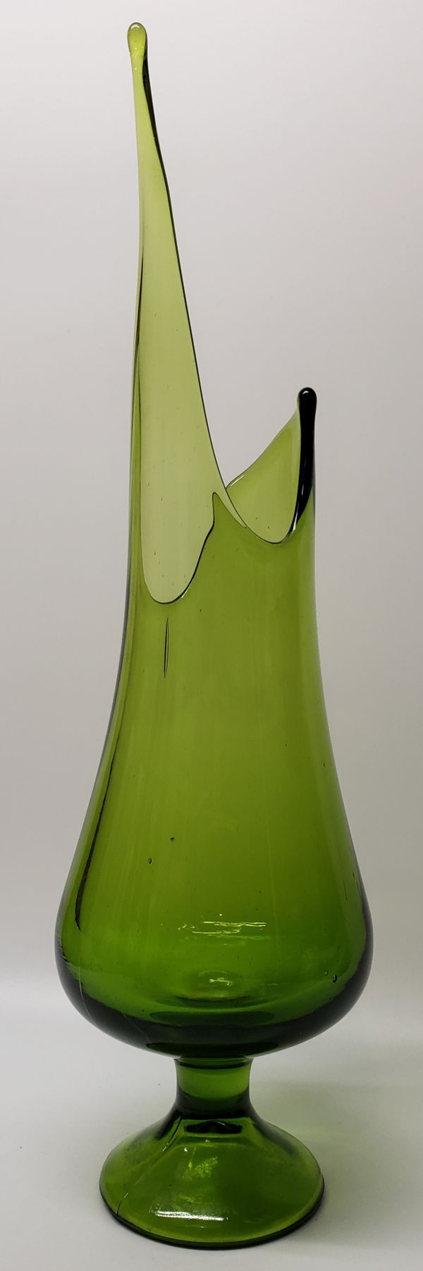 LE Smith Simplicity Line Green Art Glass Swung Vase 17 & 1/4" Vintage