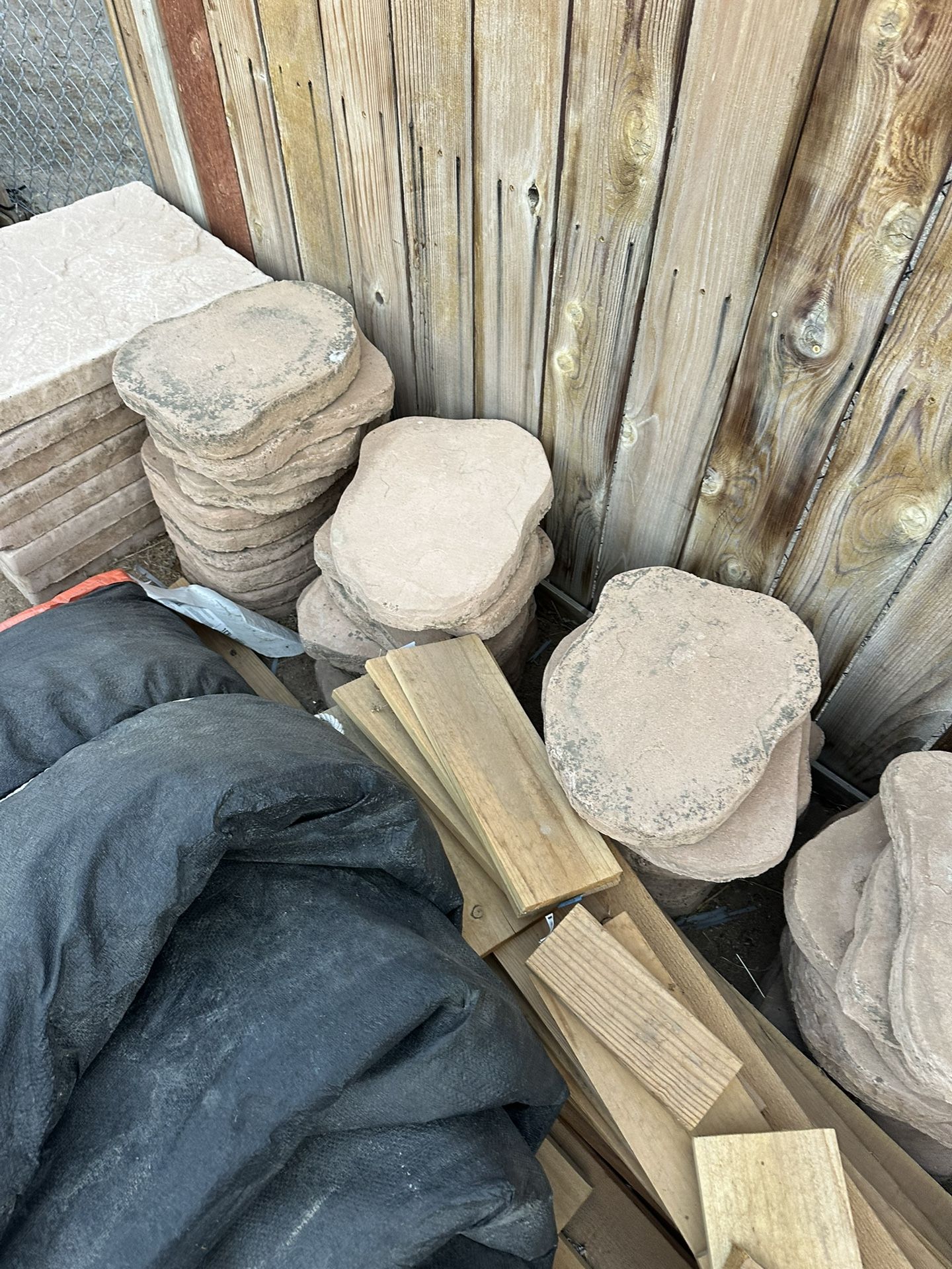 (6$ Each Stone) 12 in. x 11 in. x 1.5 in. Irregular El Paso Sandstone Tan Blend Concrete Step Stone