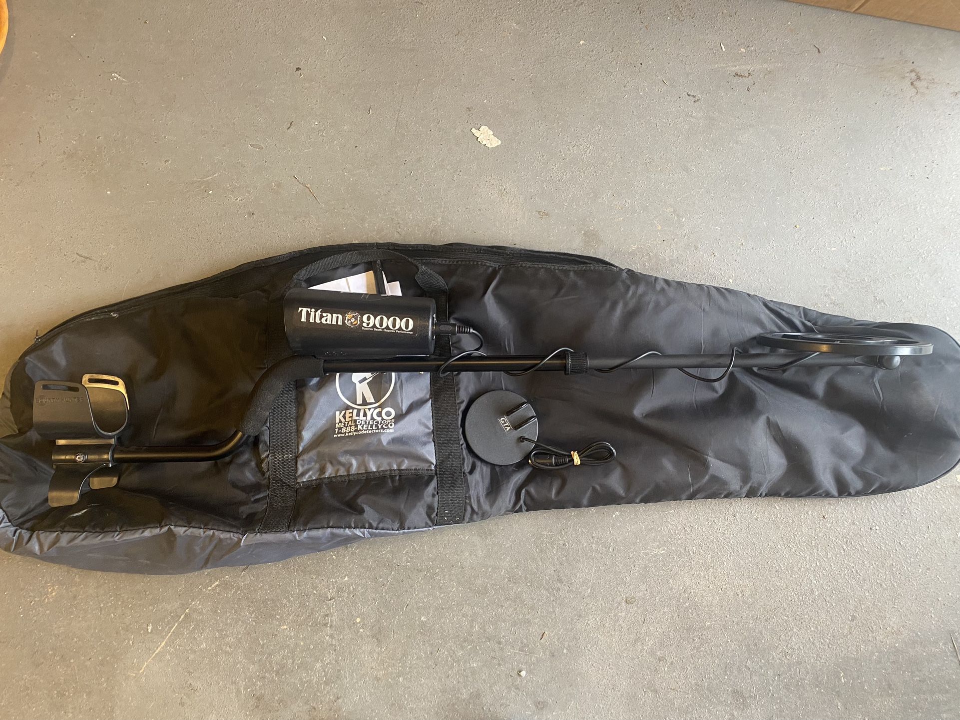 Titan 9000 Metal Detector W/case & extra 4” coil