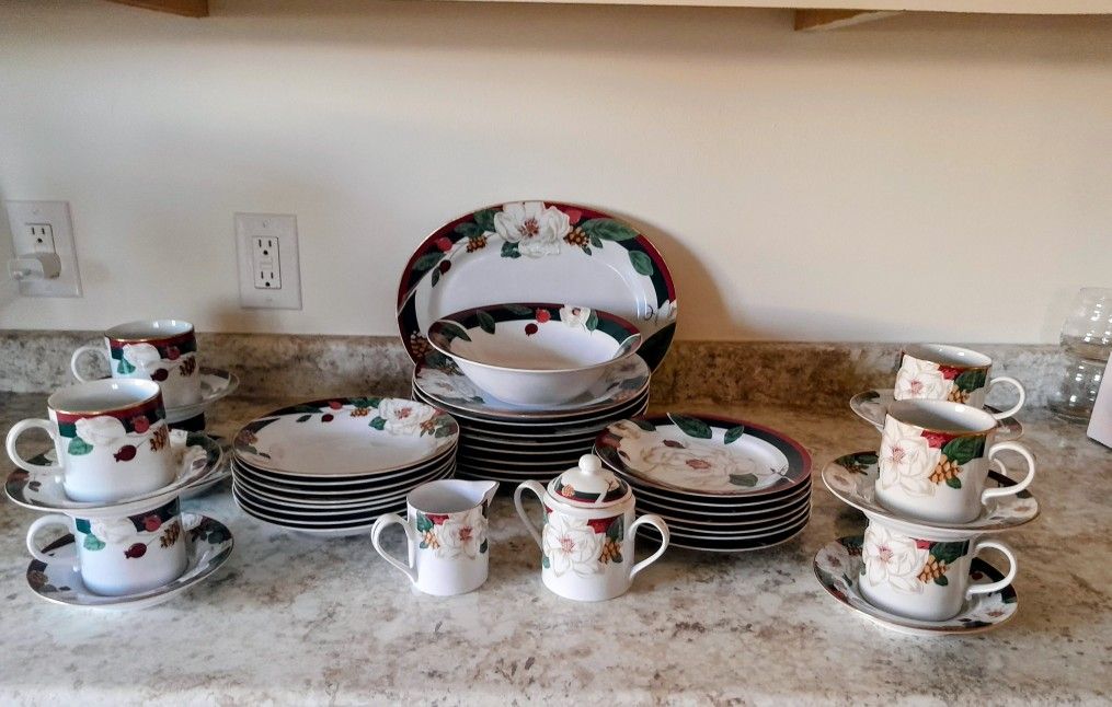 8 Place Holiday Dinner Set