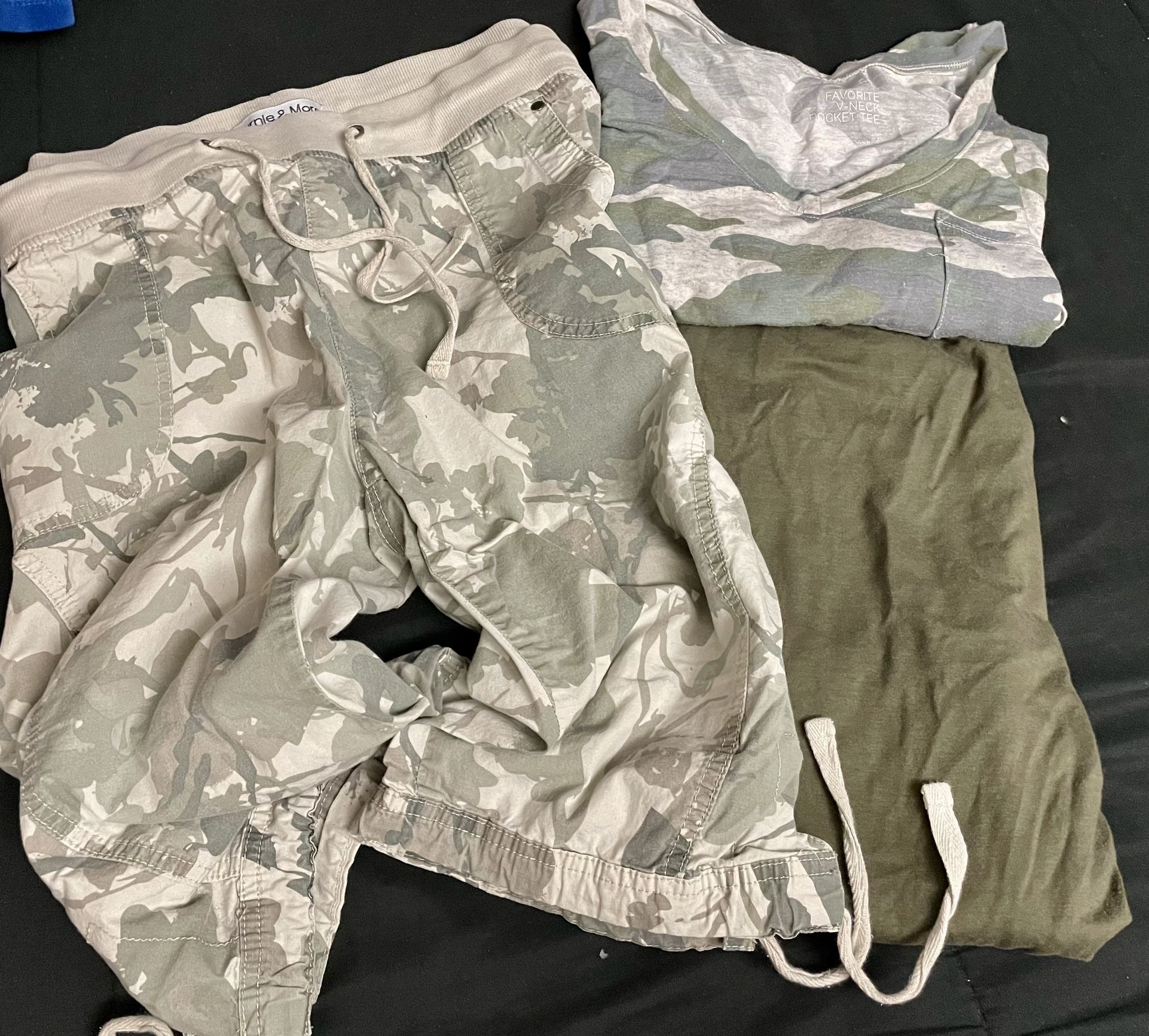 Woman’s XL Legging & Camo Shirt Set & Large Camo Shorts