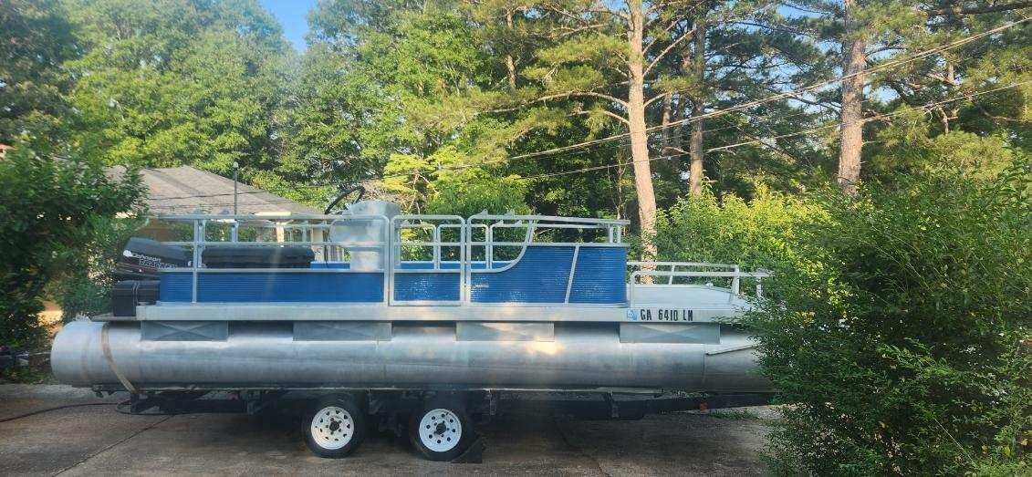 Harris 20ft Pontoon Boat w/ Refurbished 90hp Motor