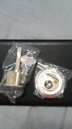 Garage door lock cylinder with keys