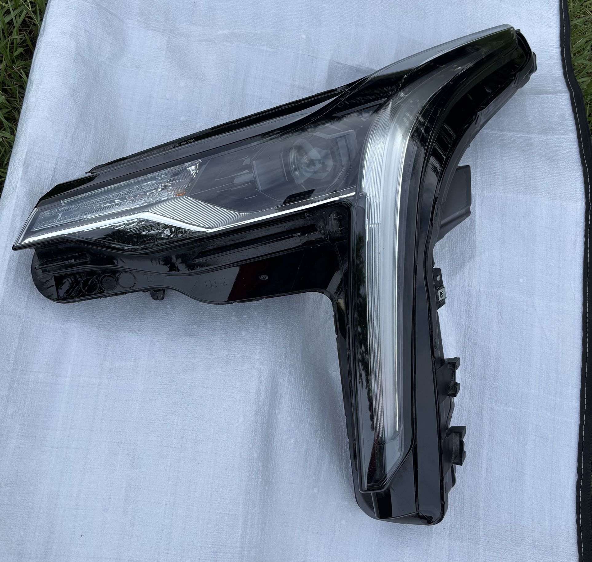 2020-2024 CADILLAC CT4 HEADLIGHT