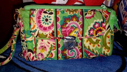 PRELIVED- SMOKE FREE 
Vera Bradley Retired Pattern Wristlet Pouch Zipper - PushLock Wallet 