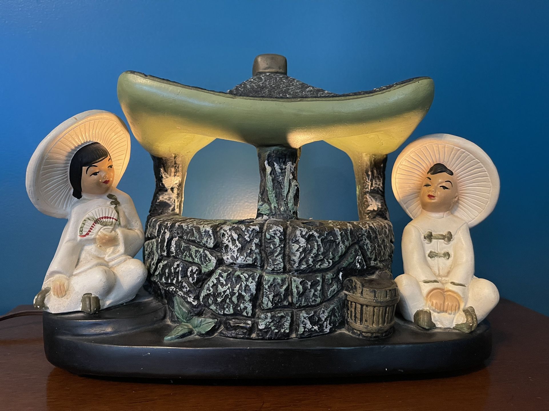 Vintage Mid Century Asian table lamp
