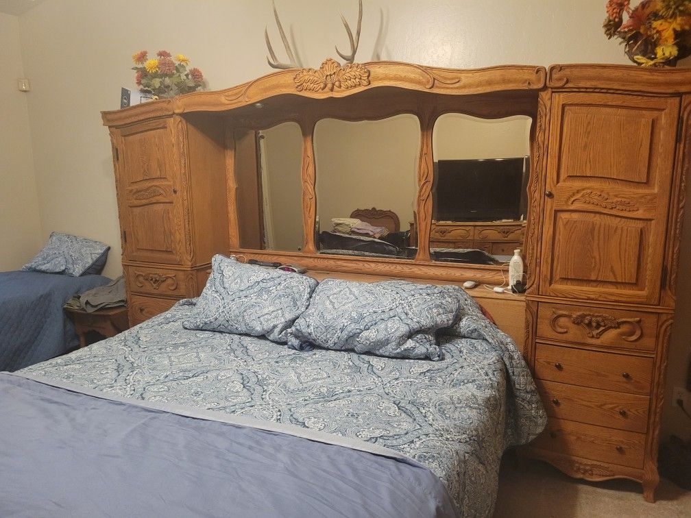 Oakwood Interiors King Bedroom Set