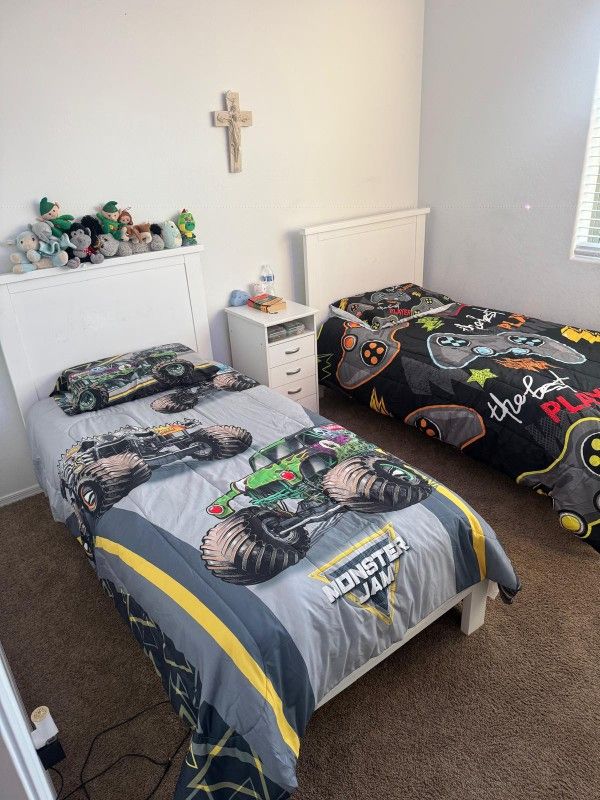 Twin Beds With Dresser And Mattresses