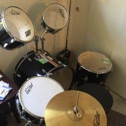 MUSICAL DRUMS  SET