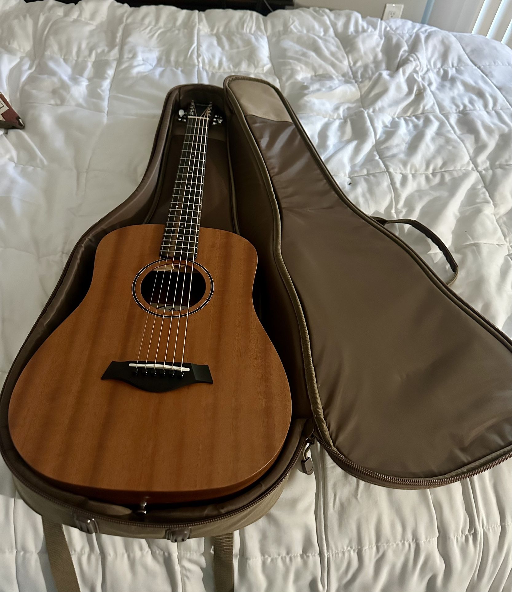 Baby Taylor Guitar LEFT handed