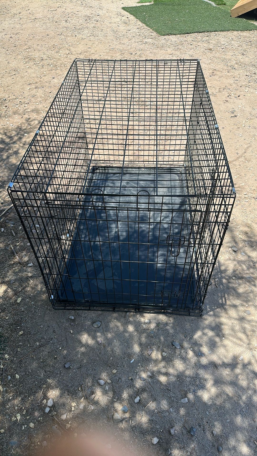 Extra large dog kennel 48 inches long by 28 inches wide and 32 inches high