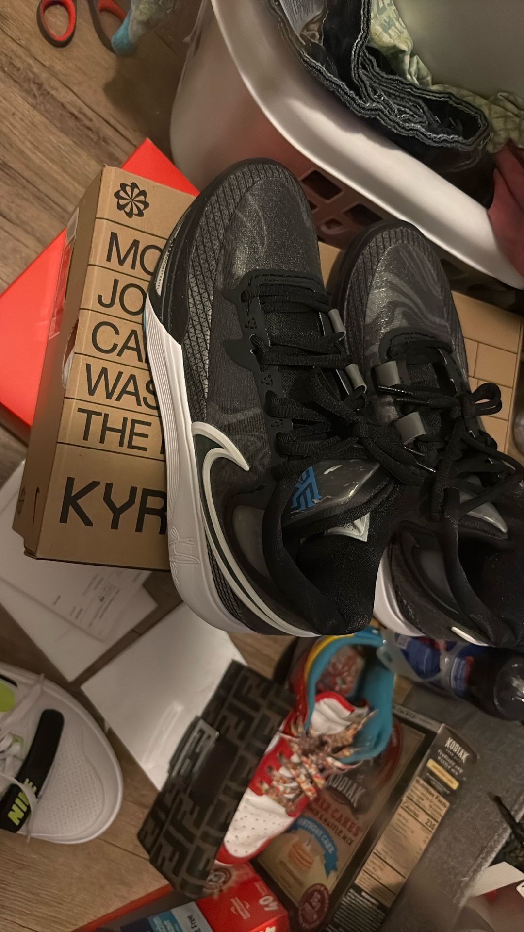 Brand New Size 8 Nike Kyrie