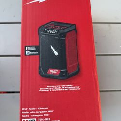 RADIO + CHARGER MILWAUKEE M12