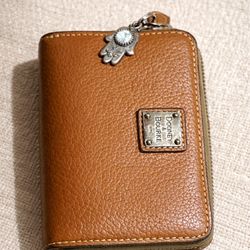 Dooney & Bourke Tan Pebbled Leather Wallet 🤎💼✨
