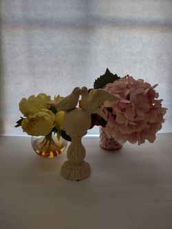 Such a three home decor. Three flower bundles and metal bird statue
