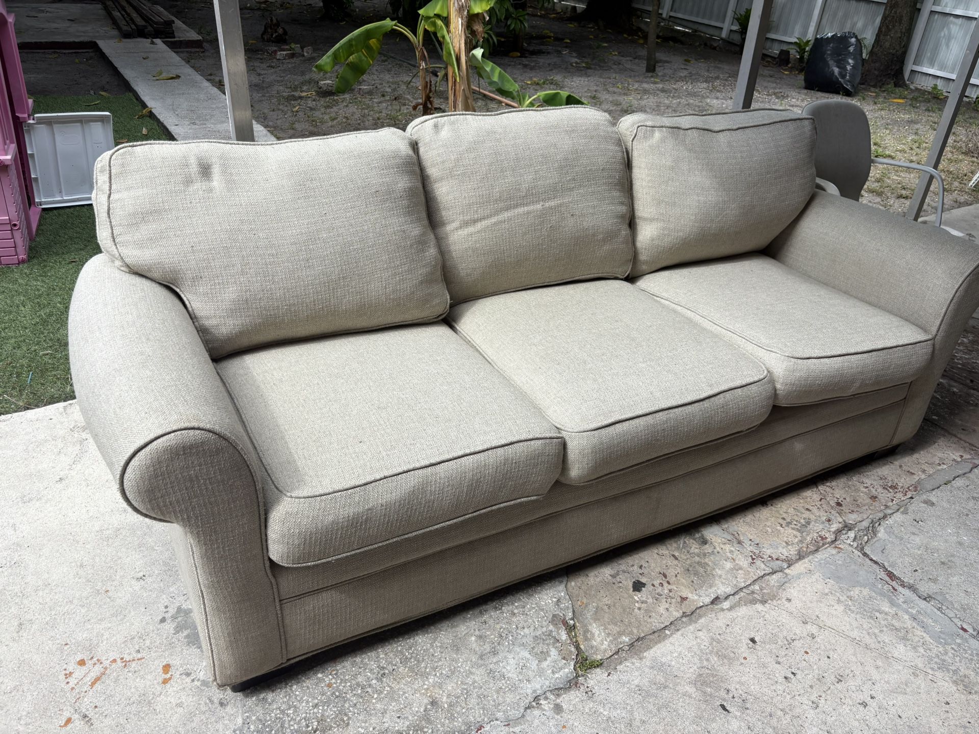 Yard Sale | COUCHES