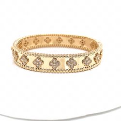 Brand New Soild 14k Yellow Gold Bangle Bracelet With Diamond Clovers 