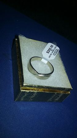 14 karat white gold ladies ring.