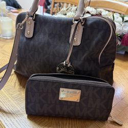 EUC Michael Kors Leather Handbag/Purse and Wallet 