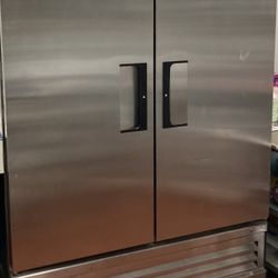 Everest Commercial Fridge In Excellent Condition! Almost New