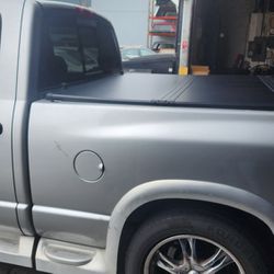 TAPADERA EN INVENTARIO PARA TODAS LAS TROCAS, TONNEAU COVER IN STOCK FOR ALL TRUCKS, HARD TRIFOLD BED COVERS, BED LINERS, SIDE STEPS, BEDLINERS, RACKS