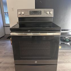 (VERY RELIABLE) GE STOVE (ELECTRIC) (WORKING ORDER) (OLD DRYER CORD CAN BE TRANSFERRED OVER)